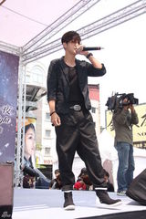 组图：罗志祥举行签唱会 发豪语称破纪录就全裸