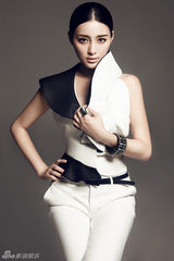 组图：甘婷婷黑白大片展干练简洁风