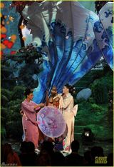 组图：水果姐登台变艺妓雪乳抢镜 东方色彩绚丽