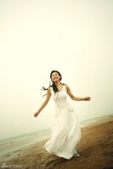 组图：刘琳海边写真气质独具 清新洒脱文艺范十足