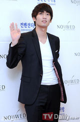 组图：韩星姜虎东刘在石贺好友禹成民大婚