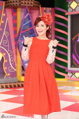 组图：Selina红装亮相节目录制 鸡排妹性感抢镜