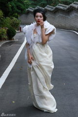 高清图：高圆圆韩国拍摄芭莎写真工作花絮5