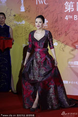 组图：章子怡大花紫裙花枝招展 古典发髻灿笑