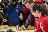 组图：小贝参观史家胡同小学 现场学书法写名