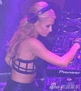 组图：希尔顿夜店当DJ打碟 皮裙狂野内衣外穿