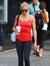 组图：40岁卡麦隆-迪亚兹街拍红色运动风