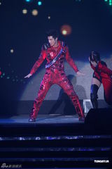 组图：王力宏小巨蛋开唱 “火力全开”大展才艺