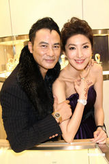 幻灯图集：妩媚杨谨华搭档成熟任达华 代言名表