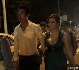 组图：G杯嫩模深夜撒酒疯 胸袭交警被放行引争议