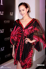 幻灯图：女星出席品牌活动 JessicaC深V裙风情万种