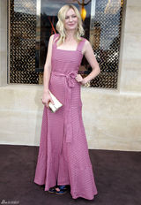 组图：克里斯汀-邓斯特粉红格子裙现身精品秀