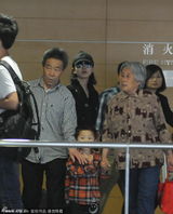 组图：刘诗诗素颜戴个性棒球帽现身机场