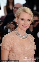 组图：娜奥米-瓦茨戛纳走秀 裸色纱裙妩媚动人