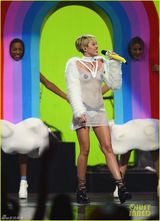 组图：麦莉雷人渔网装开唱 黑色乳贴似走光