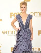 组图：艾美奖红毯 海瑟-莫里斯深V长裙胸前无料