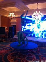 组图：赵薇携夫为爱女摆周岁宴 请小丑玩杂技放烟火