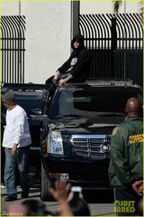 组图：比伯被保释出狱做车顶向粉丝挥手