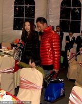 组图：王志文携妻揽子打球赛 小家伙搞怪父子颇似