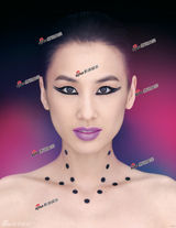 组图：黄圣依新造型大胆 面部图腾浓艳魅惑