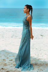 组图：吉克隽逸新歌将发 沙滩深V写真露胸光