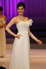 组图：日本小姐冠军泳装照 21岁学生力压群芳