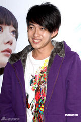 幻灯图：林宥嘉体验一日宅男 与可爱女仆同看电影