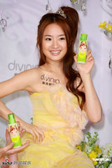 幻灯图集：林依晨露肩嫩黄礼服甜美代言 秀曼妙舞姿