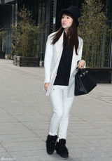 高清组图：贾青街拍LOOK 黑白色经典搭配出新意