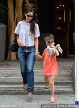 组图：小苏瑞橙裙抱娃娃出街见镜头皱眉露不爽