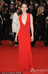 组图：暮光女火红深v裙走秀 胸前春光一览无余