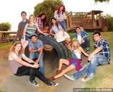 组图：赛琳娜化身乡村妙龄少女 南瓜地亲稻草人