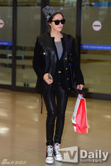 组图：T-ara结束中国公演回国 抱特产零食开心