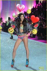 组图:维密年度大秀开幕泰勒献唱 众超模T台斗艳