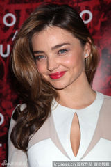 组图：米兰达-可儿白色透视礼服亮相 性感迷人