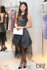 组图：全智贤出席品牌店开幕式大秀玲珑曲线