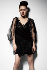 邓紫衣《B区32号》后魅惑变身 黑天鹅妖娆绽放(图)