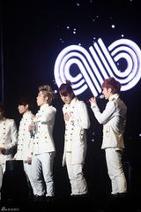 高清组图：韩团INFINITE首尔开个唱现场火爆似王子