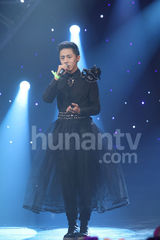 组图：快男复活赛上演 大热魏一宁裙装献唱落败