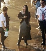 组图：《暮光》女主角新片扮公主 遭喷水露半球