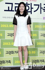 组图：《高龄化家族》试映 孔孝真抹胸短裙清凉