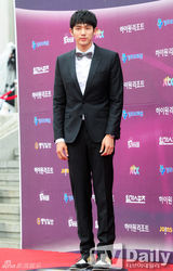 组图：2AM任瑟雍亮相百想红毯西装帅气领结俏皮