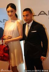 组图：倪妮白裙代言气质优雅宛若女神