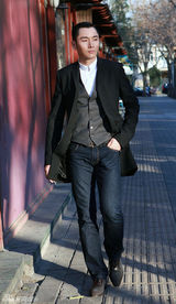 组图：李东学复古街拍大片 绅士型男气质尽显