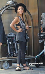 组图：阿尔芭摇滚装街头讲电话 女儿小黑裙卖萌