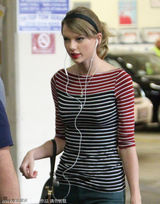 组图：斯威夫特购物耳机不离身 T恤热裤秀长腿