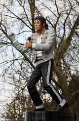 组图：伦敦富勒姆队球场外竖起杰克逊雕像