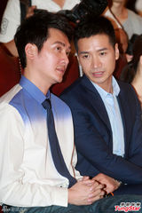 组图：冯绍峰助阵国画盛典 与何晟铭相见欢