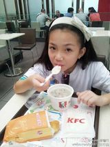 组图：影后李馨巧生活照曝光 十岁萝莉展童真