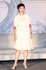 组图：梁洛施减肥复出拍新片 谈李泽楷显尴尬